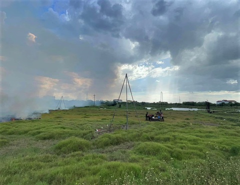 Thăm dò địa chất dưới đường điện, 3 người bị điện giật thương vong - Ảnh 1. Thăm dò địa chất dưới đường điện, 3 người bị điện giật thương vong - Ảnh 1.