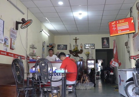 ‘Mật mã’ của ông chủ tiệm vé số vui tính - Ảnh 1. ‘Mật mã’ của ông chủ tiệm vé số vui tính - Ảnh 1.