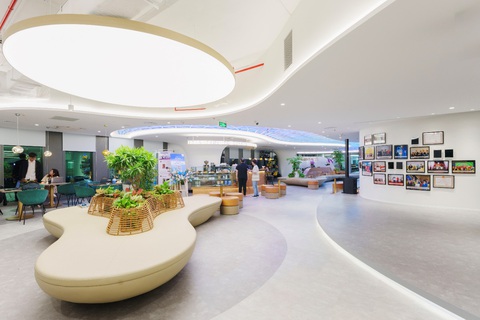 Prudential đổi mới mô hình chăm sóc khách hàng, ra mắt bản tóm tắt hợp đồng bảo hiểm nhân thọ - Ảnh 1. Văn phòng với thiết kế hiện đại cùng không gian mở, mang đến cho nhân viên môi trường làm việc tiện ích, nâng cao hiệu suất công việc.
