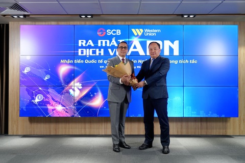 SCB ra mắt dịch vụ nhận tiền quốc tế ngay lập tức của Western Union - Ảnh 3. Ông Phạm Quang Tiến - tổng giám đốc SCB và ông Hassan Chatila - giám đốc toàn cầu phụ trách phát triển dịch vụ APN của Western Union chúc mừng dịch vụ chính thức được ra mắt