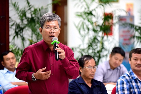 Tác giả, là thầy giáo, trong lần giao lưu, nhận giải “Làm báo cùng Tuổi Trẻ” - Ảnh: QUANG ĐỊNH Tác giả, là thầy giáo, trong lần giao lưu, nhận giải “Làm báo cùng Tuổi Trẻ” - Ảnh: QUANG ĐỊNH