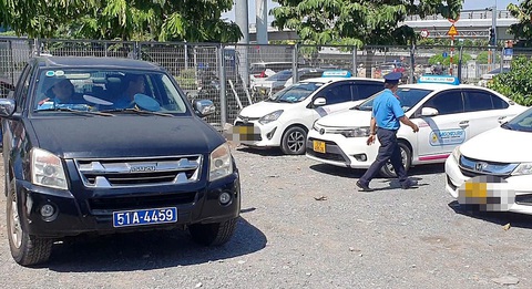 Lật tẩy trò gian lận cước taxi ở sân bay: Có thể kích giá tăng 10 lần - Ảnh 1. Lật tẩy trò gian lận cước taxi ở sân bay: Có thể kích giá tăng 10 lần - Ảnh 1.