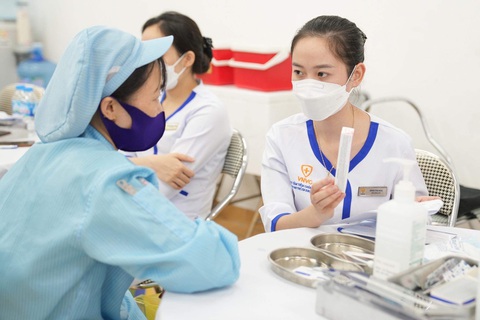 Vượt qua sợ hãi COVID-19 nhờ tự tin - Ảnh 1. Chia sẻ thông tin vắc xin và tiêm chủng tại Trung tâm tiêm chủng VNVC