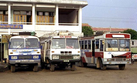 Xe khách tuyến Tuyên Quang - Hà Nội (xe giữa) thập niên 1990 đã bắt đầu thay dần các xe quá cũ kỹ - Ảnh tư liệu Xe khách tuyến Tuyên Quang - Hà Nội (xe giữa) thập niên 1990 đã bắt đầu thay dần các xe quá cũ kỹ - Ảnh tư liệu