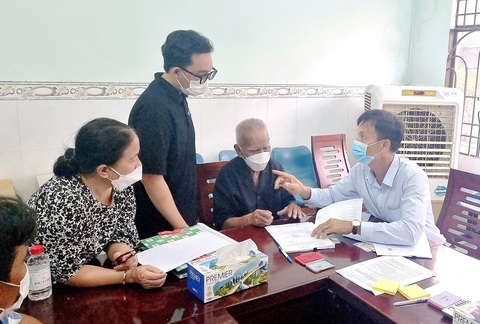 Dự án Luật đất đai (sửa đổi): Không nên đặt mục tiêu sớm thông qua luật - Ảnh 1. Những hộ dân đầu tiên tại thành phố Thuận An, tỉnh Bình Dương nhận tiền bồi thường để bàn giao mặt bằng thi công nút giao Bình Chuẩn trên vành đai 3 TP.HCM chiều 19-6 - Ảnh: BÁ SƠN