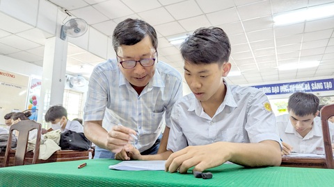 Lớp học yêu thương của thầy hiệu trưởng - Ảnh 1. Thầy Lê Triều Sơn (hiệu trưởng Trường THPT Gia Hội, TP Huế) tại lớp bồi dưỡng đặc biệt mang tên “đội thầy Sơn” - Ảnh: NHẬT LINH