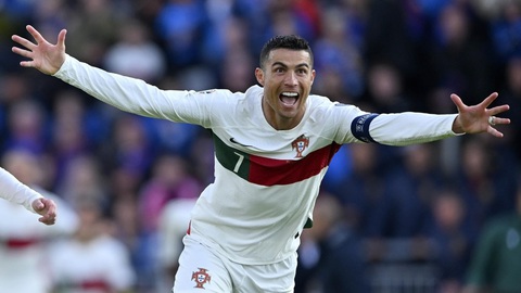 Ronaldo ghi bàn trong trận đấu thứ 200 cho Bồ Đào Nha - Ảnh 1. Ronaldo ghi bàn trong trận đấu thứ 200 cho Bồ Đào Nha - Ảnh 1.