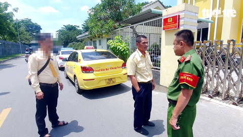 Tài xế taxi của Công ty cổ phần tập đoàn vận tải Sài Gòn lắp thiết bị gian lận bị xử lý - Ảnh: MINH HÒA Tài xế taxi của Công ty cổ phần tập đoàn vận tải Sài Gòn lắp thiết bị gian lận bị xử lý - Ảnh: MINH HÒA