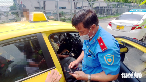 Thanh tra giao thông TP.HCM kiểm tra xe lắp thiết bị gian lận tiền cước - Ảnh: MINH HÒA Thanh tra giao thông TP.HCM kiểm tra xe lắp thiết bị gian lận tiền cước - Ảnh: MINH HÒA