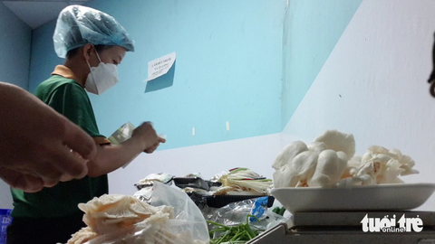Phanh phui rau VietGAP 'dỏm' để bữa ăn an toàn hơn - Ảnh 3. Hình ảnh phóng viên ghi lại được ở cơ sở "hô biến" nấm Trung Quốc thành nấm Việt. Ảnh chụp từ clip: BÔNG MAI