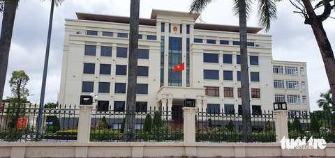 Trưởng phòng nội vụ chưa có bằng trung học vẫn học đại học: Chưa rõ xét tuyển bằng hồ sơ nào - Ảnh 1. Trưởng phòng nội vụ chưa có bằng trung học vẫn học đại học: Chưa rõ xét tuyển bằng hồ sơ nào - Ảnh 1.