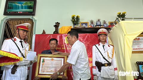 Vụ tấn công trụ sở UBND hai xã: Truy tặng Huân chương bảo vệ Tổ quốc cho các liệt sĩ - Ảnh 3. Vụ tấn công trụ sở UBND hai xã: Truy tặng Huân chương bảo vệ Tổ quốc cho các liệt sĩ - Ảnh 3.