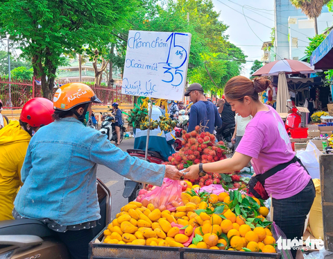 Tết Đoan ngọ: Trái cây giá bình ổn, bánh ú tràn lề đường - Ảnh 1. Tết Đoan ngọ: Trái cây giá bình ổn, bánh ú tràn lề đường - Ảnh 1.