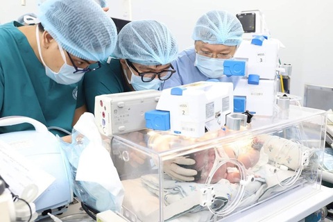 Đặt nội khí quản ngay lúc ra đời, trẻ có khối bướu khổng lồ đã tự thở - Ảnh 1. Đặt nội khí quản ngay lúc ra đời, trẻ có khối bướu khổng lồ đã tự thở - Ảnh 1.