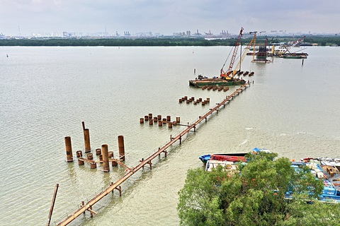 Công trường xây dựng cầu Nhơn Trạch tại xã Long Tân, huyện Nhơn Trạch, Đồng Nai. Cầu Nhơn Trạch là cây cầu lớn nhất của đường vành đai 3 TP.HCM - Ảnh: T.T.D. Công trường xây dựng cầu Nhơn Trạch tại xã Long Tân, huyện Nhơn Trạch, Đồng Nai. Cầu Nhơn Trạch là cây cầu lớn nhất của đường vành đai 3 TP.HCM - Ảnh: T.T.D.