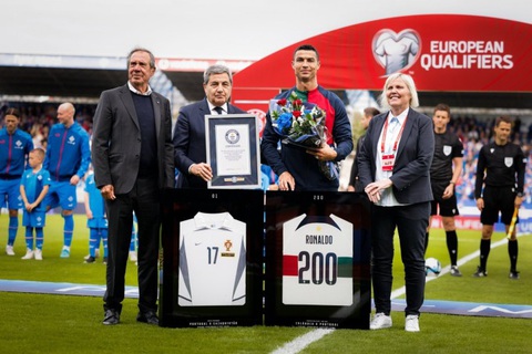 Ronaldo ghi bàn trong trận đấu thứ 200 cho Bồ Đào Nha - Ảnh 2. Ronaldo ghi bàn trong trận đấu thứ 200 cho Bồ Đào Nha - Ảnh 2.