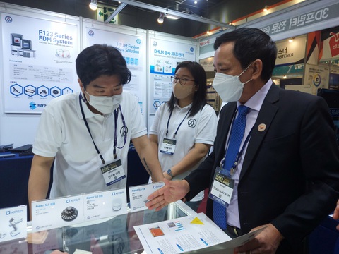 Doanh nghiệp công nghiệp phụ trợ của Việt Nam tham dự triển lãm của Hàn Quốc để tìm kiếm cơ hội tham gia chuỗi cung ứng của các tập đoàn đa quốc gia Hàn Quốc - Ảnh: N.AN Doanh nghiệp công nghiệp phụ trợ của Việt Nam tham dự triển lãm của Hàn Quốc để tìm kiếm cơ hội tham gia chuỗi cung ứng của các tập đoàn đa quốc gia Hàn Quốc - Ảnh: N.AN