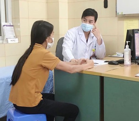 Giảm cân không rõ nguyên nhân là dấu hiệu bệnh lý nào? - Ảnh 1. Bác sĩ Hà Hải Nam tư vấn cho bệnh nhân - Ảnh: HÀ LINH