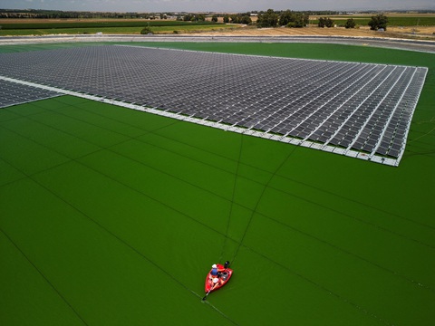 Các công nhân của hãng Nofar Energy đang lắp đặt những tấm pin điện mặt trời trên một hồ chứa nước ở bên ngoài vùng Or HaNer thuộc miền nam Israel vào ngày 19-6-2023 - Ảnh: REUTERS Các công nhân của hãng Nofar Energy đang lắp đặt những tấm pin điện mặt trời trên một hồ chứa nước ở bên ngoài vùng Or HaNer thuộc miền nam Israel vào ngày 19-6-2023 - Ảnh: REUTERS