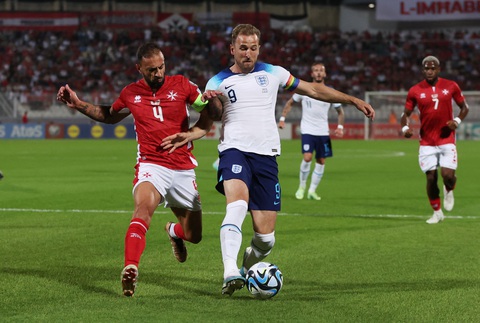 Mùa hè sôi động của các đại gia - Ảnh 1. Harry Kane (phải) - một trong những cái tên nóng nhất thị trường chuyển nhượng mùa hè này - Ảnh: Reuters