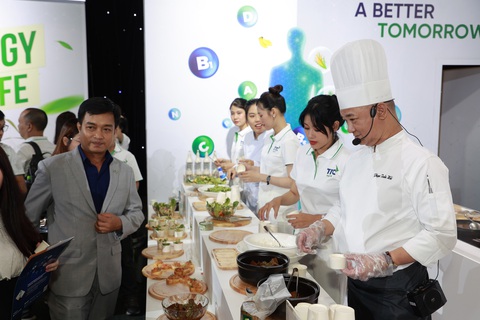 TTC AgriS Innovation Day 2023 - Khai mở dẫn dắt nền kinh tế nông nghiệp bền vững - Ảnh 3. Gian hàng OKitchen trưng bày giới thiệu các thực phẩm Plant-based bổ dưỡng, được chính đầu bếp Phạm Tuấn Hải phục vụ. Ảnh: D.K