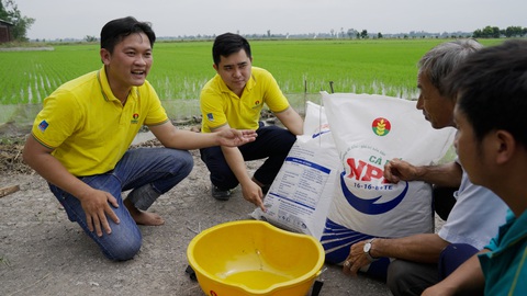 Chương trình Mùa vàng thắng lớn 2023: 21 tỉ đồng dành riêng cho NPK Cà Mau- Ảnh 1. Cán bộ kỹ thuật hướng dẫn nông dân sử dụng NPK Cà Mau