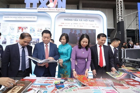 Xây dựng nền báo chí ngày càng chuyên nghiệp, nhân văn và hiện đại - Ảnh 2. Xây dựng nền báo chí ngày càng chuyên nghiệp, nhân văn và hiện đại - Ảnh 2.