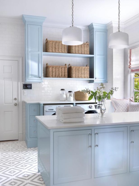 12 ý tưởng để thiết kế phòng giặt - Ảnh 6. Khu giặt giũ nhỏ với cả hệ thống lưu trữ phong phú - Ảnh: HGTV