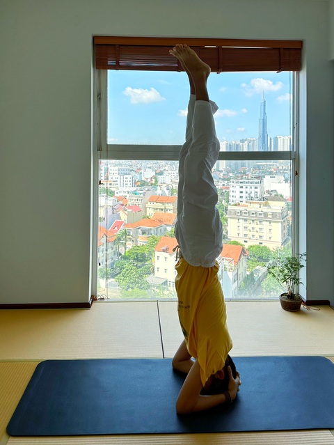 Tìm tới yoga để sống chậm, sống an - Ảnh 2. HLV Nguyễn Thái Thuận trong buổi hướng dẫn học viên - Ảnh: T.KHÔI