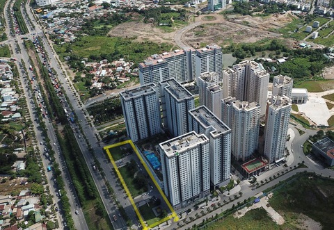 Xét xử vụ cư dân chung cư Lexington kiện Văn phòng đăng ký đất đai TP.HCM đòi sổ hồng - Ảnh 2. Phần diện tích "công viên cây xanh" của dự án (tô vàng) dọc theo đường Mai Chí Thọ hiện vẫn chưa hoàn tất thủ tục nhận chuyển nhượng từ Nhà nước - Ảnh: QUANG ĐỊNH