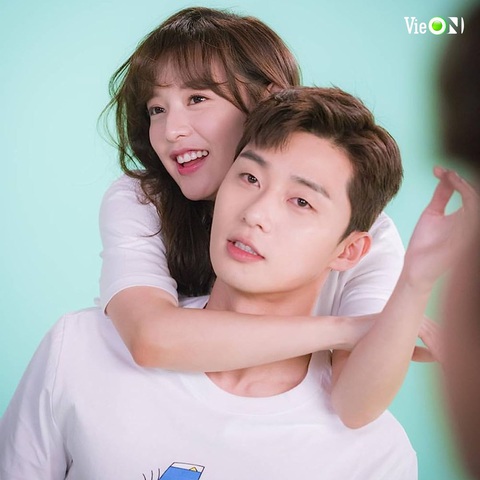Top 5 người tình màn ảnh của Park Seo Joon - Ảnh 3. Dù không quen biết nhau từ trước nhưng Park Seo Joon và Kim Ji Won khá ăn ý khi diễn xuất.