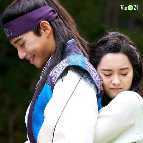 Go Ara Go Ara (phải) và Park Seo Joon trong Hoa kiếm