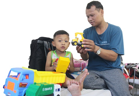 Bán nhà vào viện vì con - Ảnh 1. Cha con Arat và Hải Quan gần như thường trú ở bệnh viện trong suốt 5 năm qua - Ảnh: TRƯỜNG TRUNG
