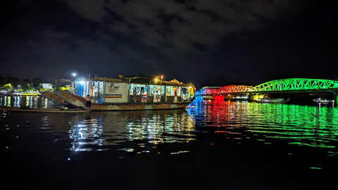 Nỗi lo sông Hương vắng bóng thuyền rồng - Ảnh 2. Nỗi lo sông Hương vắng bóng thuyền rồng - Ảnh 2.