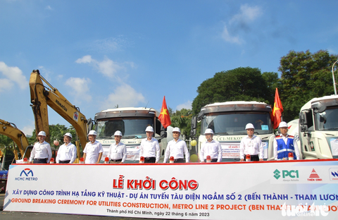 Dự án metro số 2 Bến Thành - Tham Lương chính thức khởi công gói hạ tầng - Ảnh 1. Các lãnh đạo, đại biểu, chủ đầu tư nhấn nút khởi công công trình