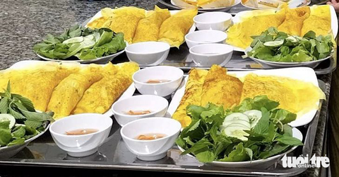 Người miền Tây đổ bánh xèo ăn Tết Đoan ngọ - Ảnh 1. Người miền Tây đổ bánh xèo ăn Tết Đoan ngọ - Ảnh 1.