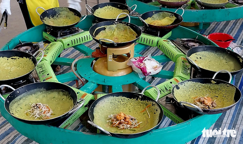 Người miền Tây đổ bánh xèo ăn Tết Đoan ngọ - Ảnh 3. Người miền Tây đổ bánh xèo ăn Tết Đoan ngọ - Ảnh 3.