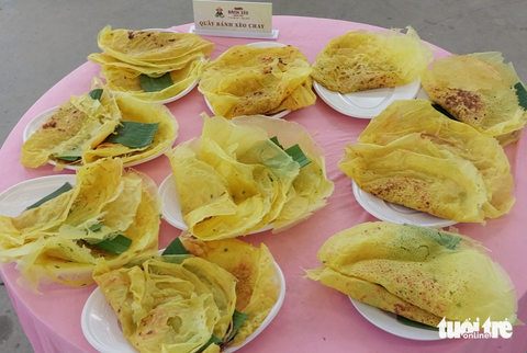 Người miền Tây đổ bánh xèo ăn Tết Đoan ngọ - Ảnh 4. Người miền Tây đổ bánh xèo ăn Tết Đoan ngọ - Ảnh 4.