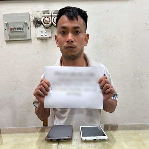 Khởi tố nam thanh niên ‘cuỗm’ tiền cọc phòng nghỉ du lịch Cô Tô - Ảnh 1. Bị can Phạm Trung Anh (30 tuổi) tại cơ quan điều tra sau khi lừa đảo chiếm đoạt tiền của khách du lịch Cô Tô - Ảnh: Công an tỉnh Quảng Ninh