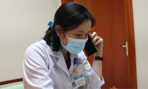 Bác sĩ Cao Thị Hồng đang nghe điện thoại đường dây nóng tư vấn sức khỏe mùa thi cho các thí sinh - Ảnh: SƠN TRANG Bác sĩ Cao Thị Hồng đang nghe điện thoại đường dây nóng tư vấn sức khỏe mùa thi cho các thí sinh - Ảnh: SƠN TRANG