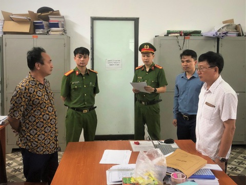 Bắt người đàn ông lừa đảo chạy án vụ vận chuyển 30kg ma túy - Ảnh 1. Vũ Anh Tuấn (bìa trái) - Ảnh: CACC