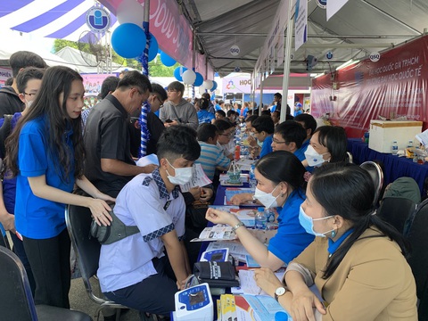 Điểm chuẩn đánh giá năng lực Trường đại học Quốc tế - Ảnh 1. Thí sinh tìm hiểu thông tin tuyển sinh Trường đại học Quốc tế (Đại học Quốc gia TP.HCM) tại Ngày hội tư vấn tuyển sinh - hướng nghiệp 2023 do báo Tuổi Trẻ tổ chức - Ảnh: TRẦN HUỲNH