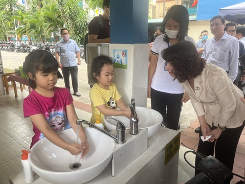 Cao điểm bệnh tay chân miệng đến sớm, lo nhất thiếu thuốc - Ảnh 1. Cao điểm bệnh tay chân miệng đến sớm, lo nhất thiếu thuốc - Ảnh 1.