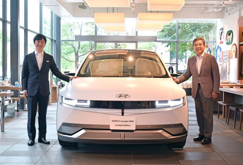 Hyundai đẩy mạnh quảng bá vào thị trường xe điện ở Nhật - Ảnh 1. Chủ tịch CCC Takahashi Yasunori (bên trái) và Chủ tịch Hyundai Motor Chang Jae Hoon bên mẫu xe IONIQ 5 trong buổi ký kết hôm 22-5 - Ảnh: Hyundai Motor Group