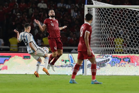 FIFA Days thành công của bóng đá Đông Nam Á - Ảnh 1. Tuyển Indonesia (áo sậm) gặt hái được những bài học bổ ích trong trận đấu giao hữu với Argentina - Ảnh: REUTERS