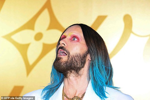 Jared Leto khoe phong cách lập dị, mắt đỏ tóc xanh nổi bật - Ảnh 2. Điểm nhấn nổi bật hơn cả là viền mắt đỏ hồng và chân mày tô vàng đối lập của Jared Leto