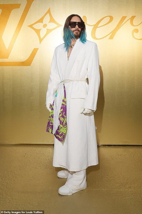 Jared Leto khoe phong cách lập dị, mắt đỏ tóc xanh nổi bật - Ảnh 1. Ngôi sao Joker xuất hiện với outfit trắng, mái tóc xanh nổi bật