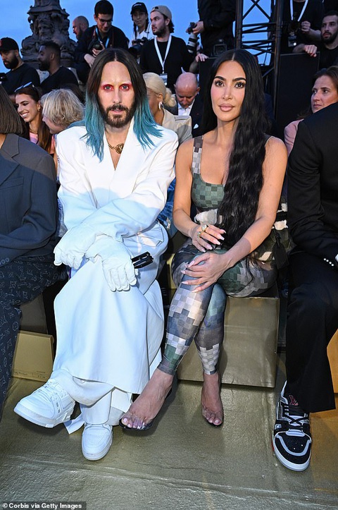 Jared Leto khoe phong cách lập dị, mắt đỏ tóc xanh nổi bật - Ảnh 4. Nam tài tử nổi bật trong dàn khách mời line up tại sự kiện