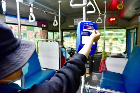 Khách sử dụng thé UniPass thanh toán tiền trên chuyến xe buýt số 20 - Ảnh: T.T.D. Khách sử dụng thẻ UniPass thanh toán tiền trên chuyến xe buýt số 20 - Ảnh: T.T.D.