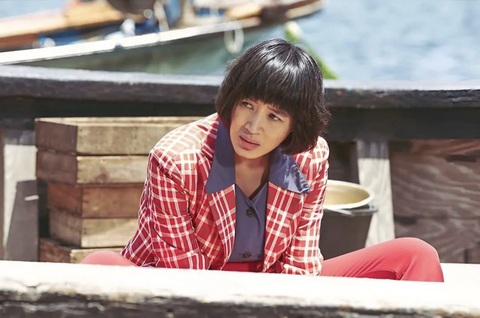 'Chị đại' Kim Hye Soo hóa anh chàng đẹp trai thập niên 70 - Ảnh 1. Tạo hình Kim Hye Soo cho nhân vật thời kỳ 1970 mạnh mẽ, cá tính như chàng trai